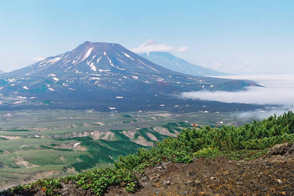 015-Вулкан-Краненинникова-на-заднем-плане-Кроноцкий.JPG